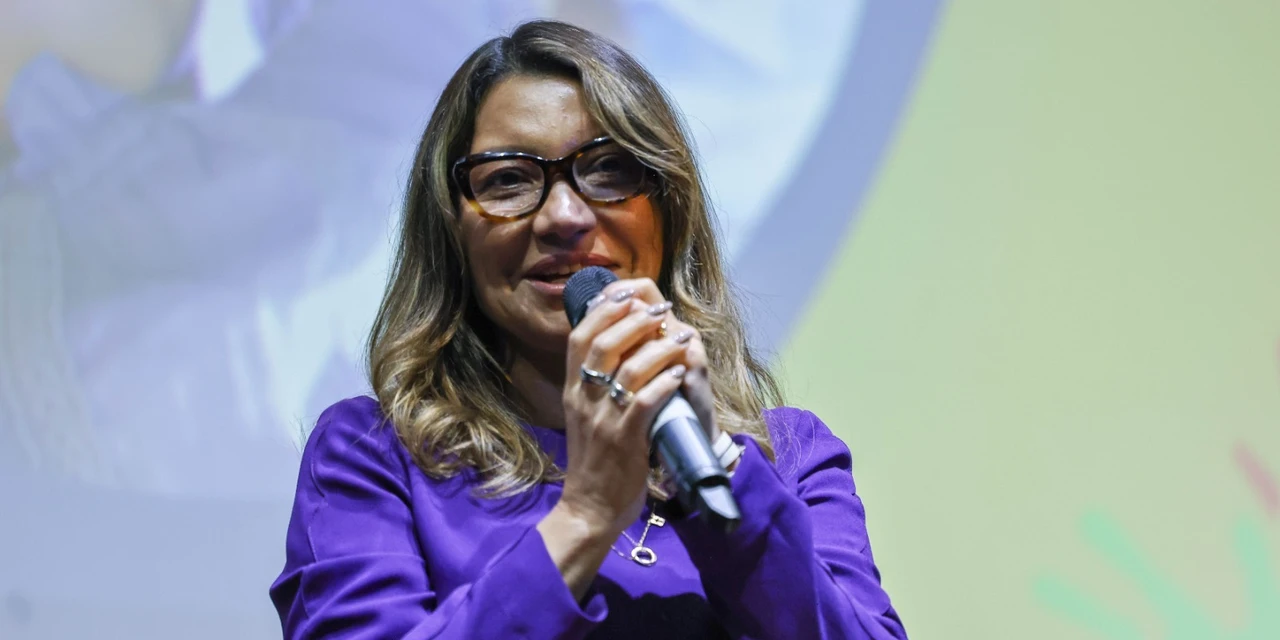 Paraná Pesquisas aponta que atuação de Janja junto ao presidente Lula é aprovada por mais da metade das mulheres