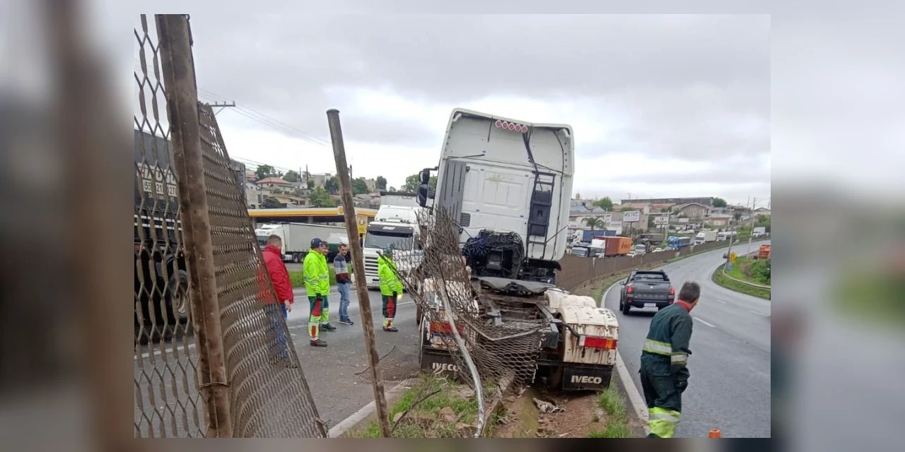 Remoção de caminhão acidentado provoca congestionamento na BR-376 em PG