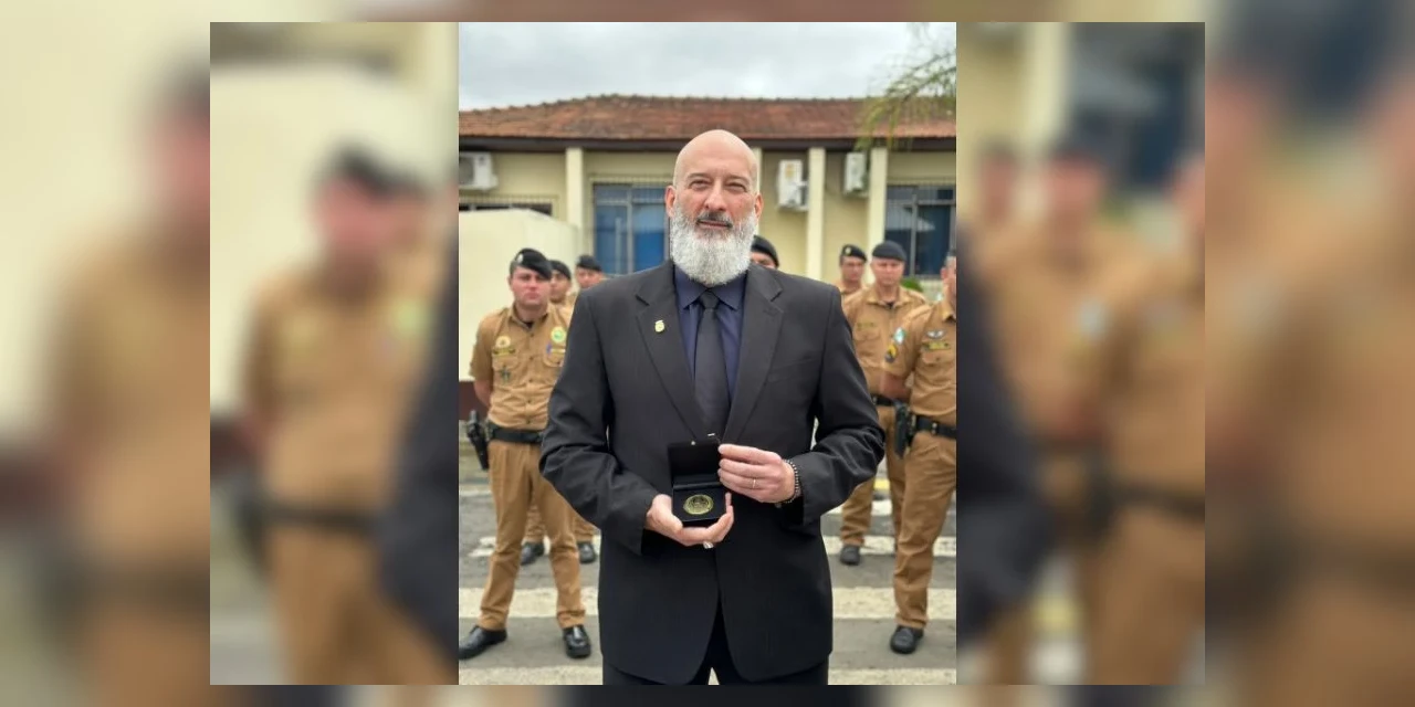 Delegado chefe da 13ª SDP é homenageado com moeda de mérito em solenidade da Polícia Militar