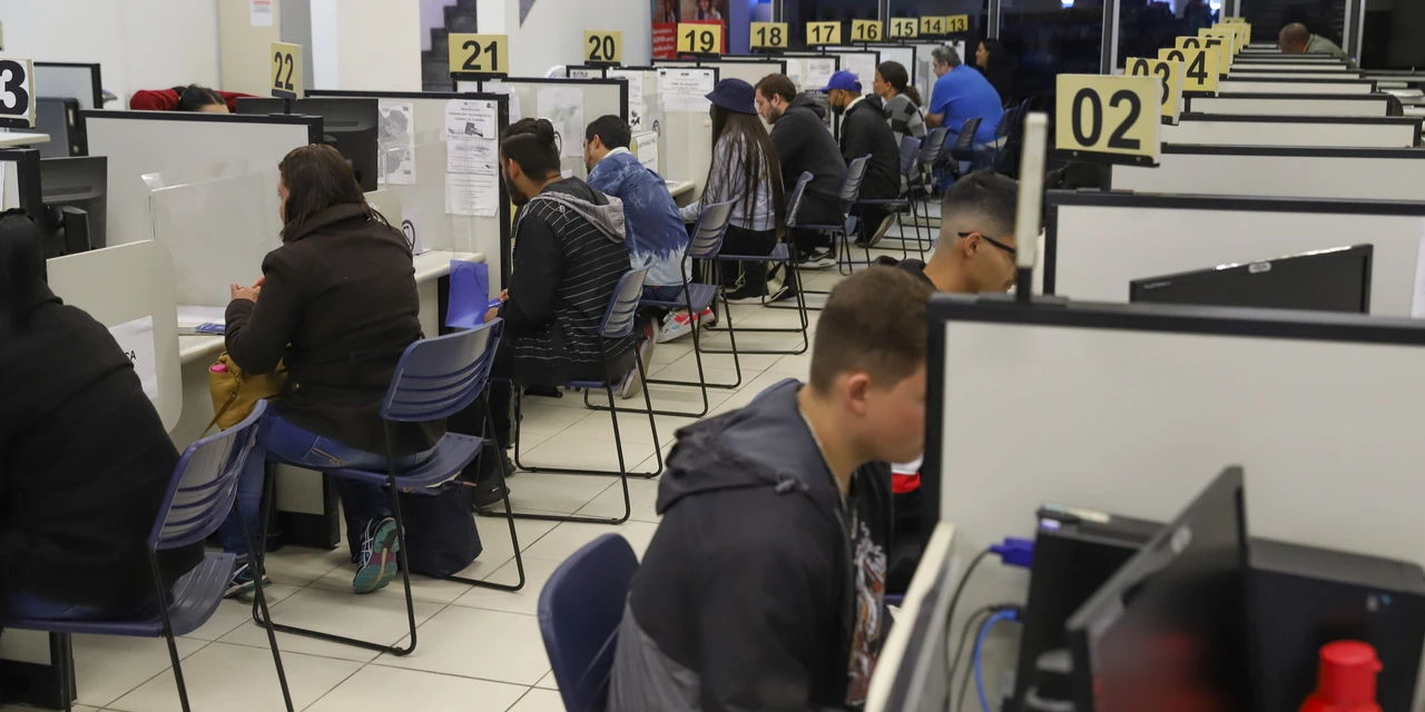Agências do Trabalhador no PR iniciam a semana com 16.444 vagas, maior número do ano