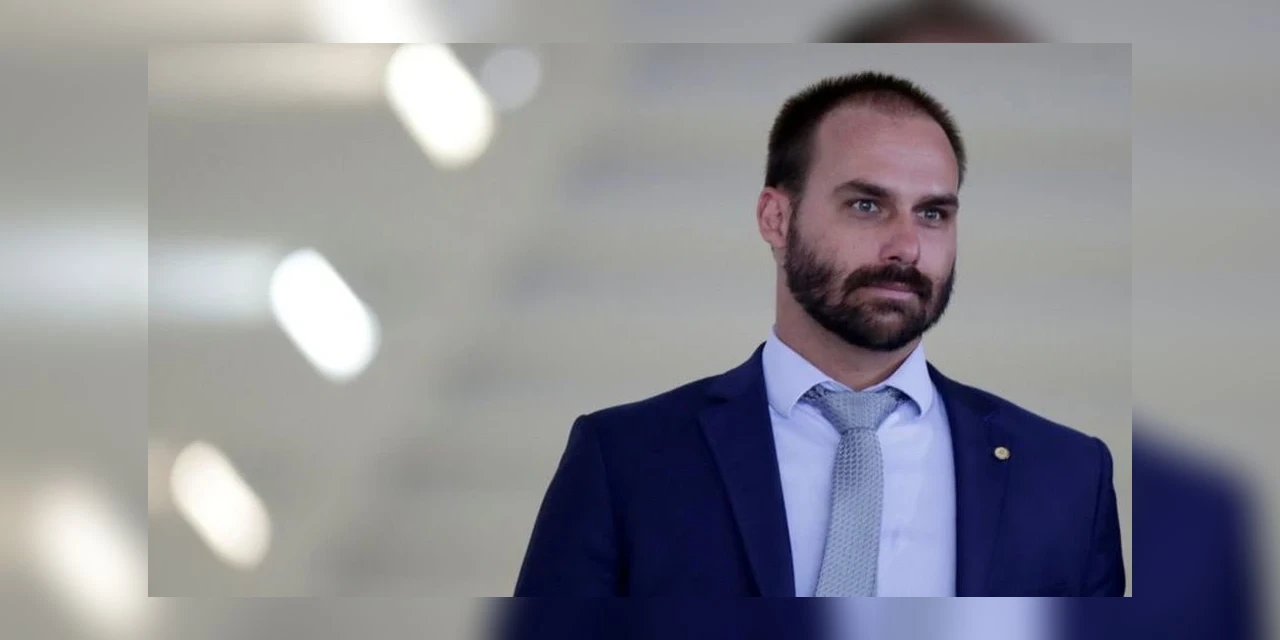 Eduardo Bolsonaro é ironizado e tem entrevista cortada na Argentina ao defender porte de armas para civis