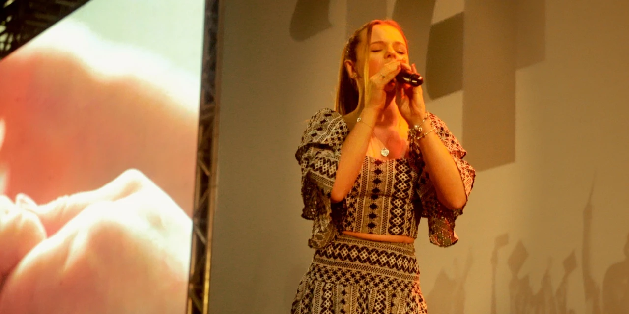 Giovanna Barbiero encanta espectadores em apresentação no 14º Congresso da CUT em SP