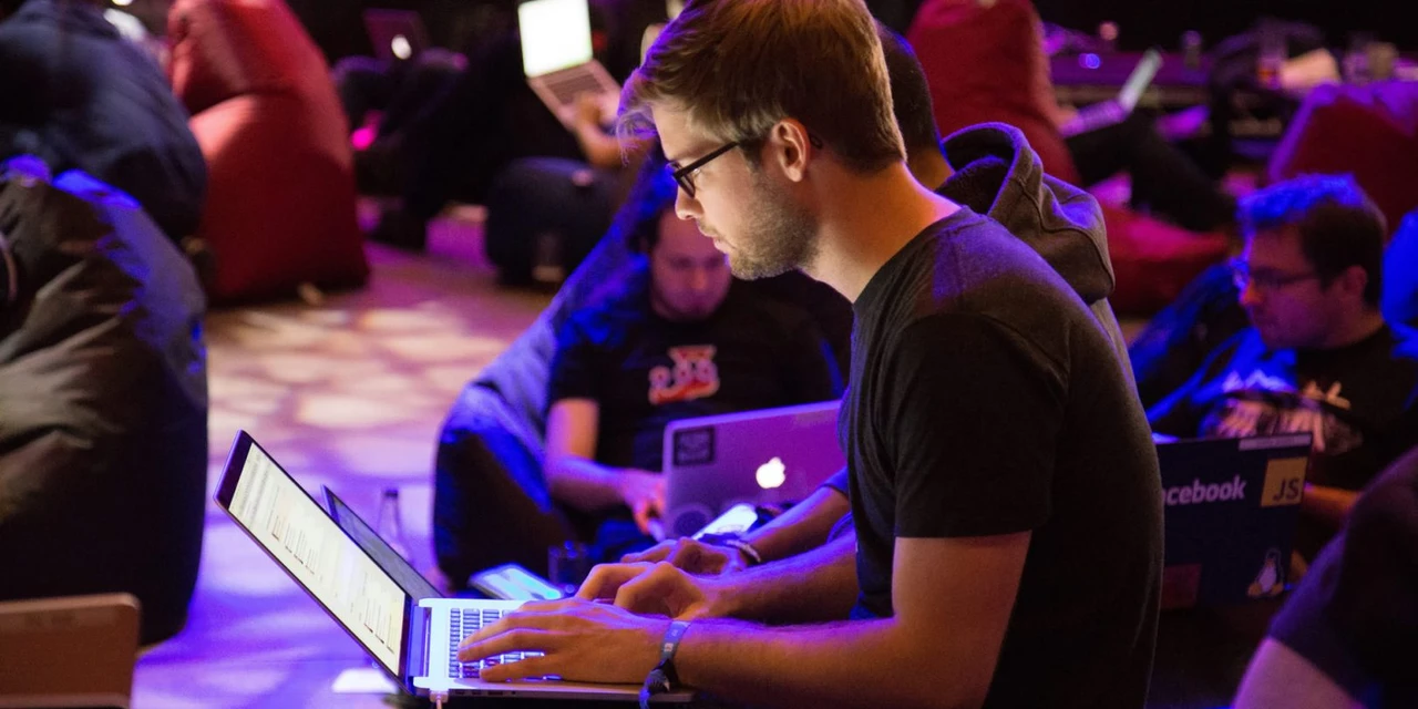 Inscrições em especialização em educação digital para professores seguem até o dia 31; confira as vagas