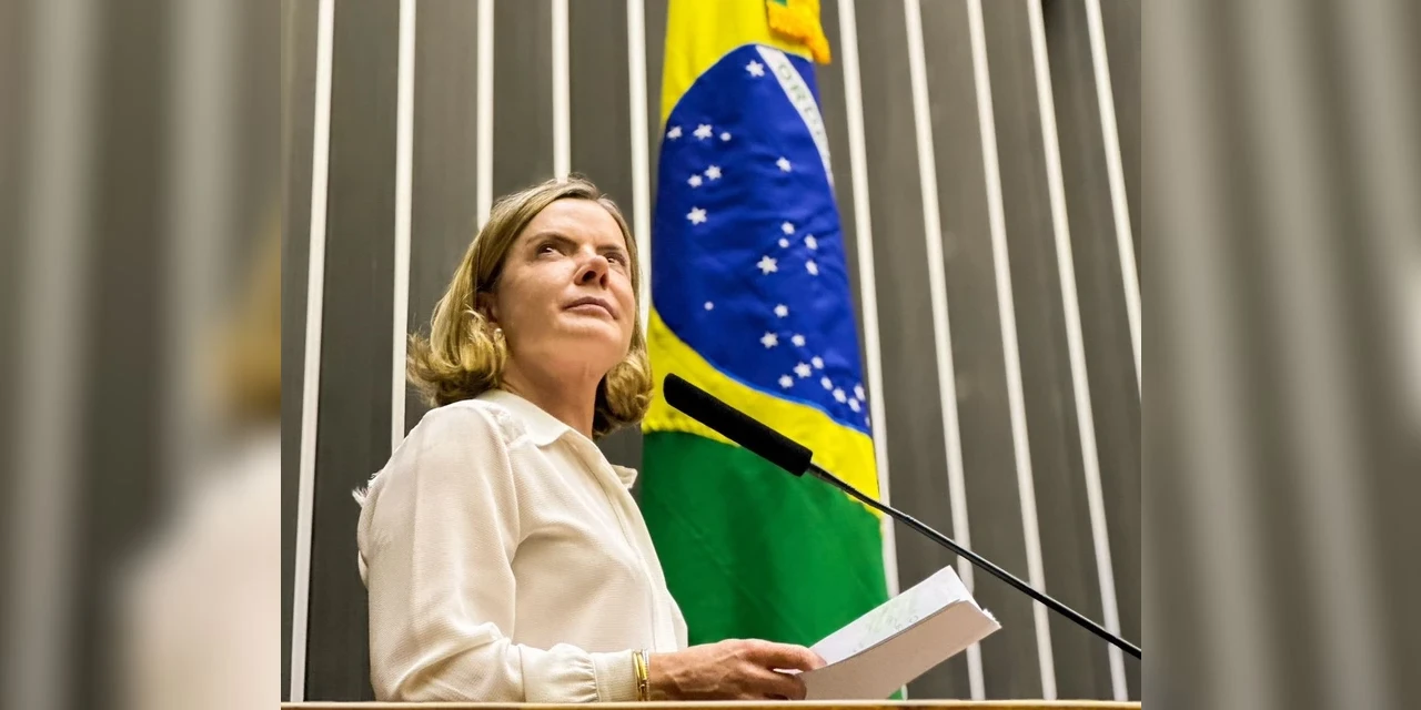 "A luta é pelas mulheres, queremos respeito e igualdade", declara deputada Gleisi Hoffmann sobre campanha de combate à misoginia