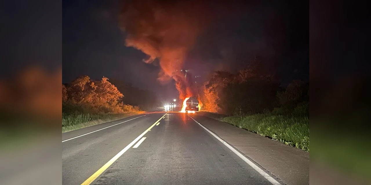 Incêndio em caminhão mobiliza equipes de socorro na BR-277