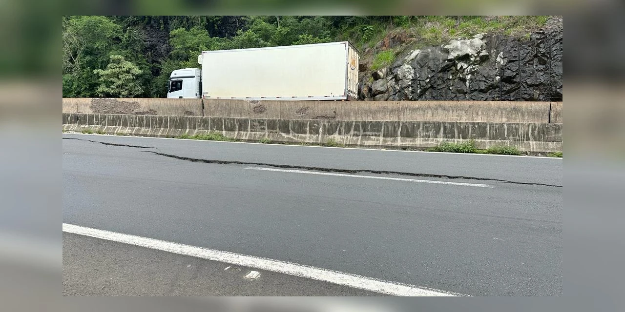 Rachadura na BR-376, em Tibagi, mobiliza equipes do DNIT e da PRF