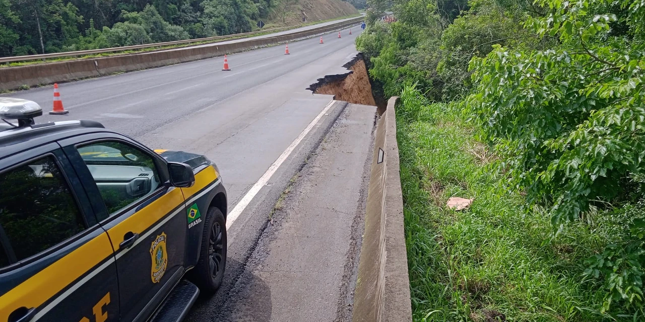 Asfalto desmorona na BR-376 na região de PG