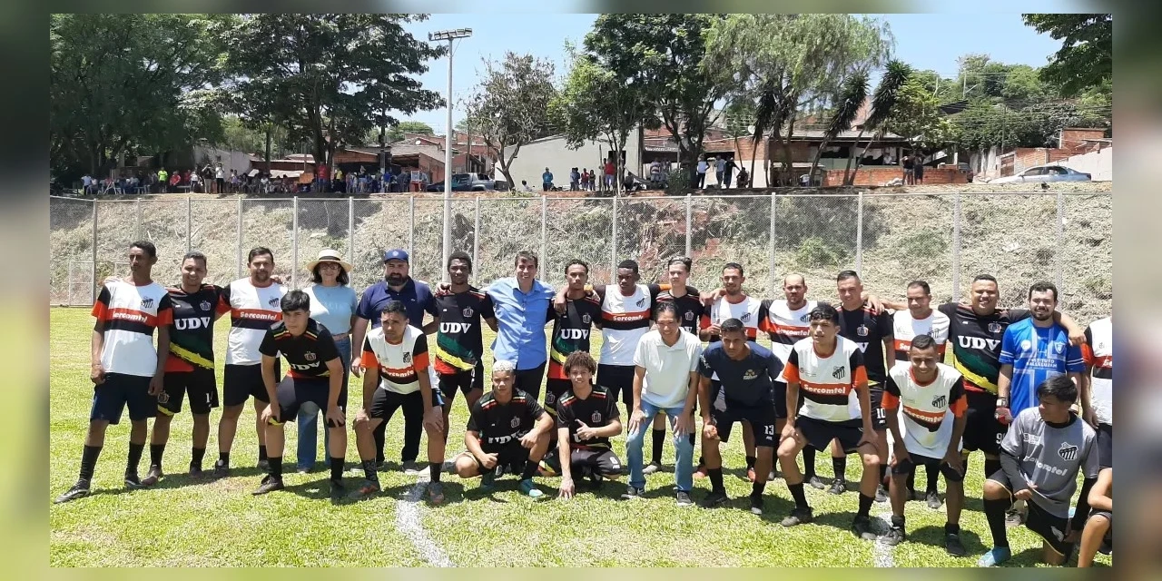 Prefeito de Londrina entrega novo campo de futebol do Jardim São Marcos, região sul