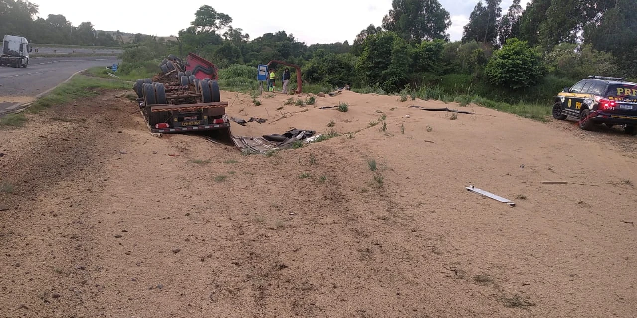 Caminhão carregado com soja tomba na BR-376, em Tibagi, na manhã desta segunda-feira (13)