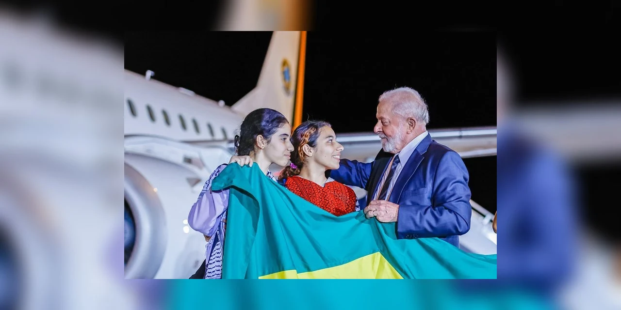 Vídeo mostra chegada do grupo de repatriados da Faixa de Gaza no Brasil: "Coroamento de um trabalho sério", diz o presidente Lula