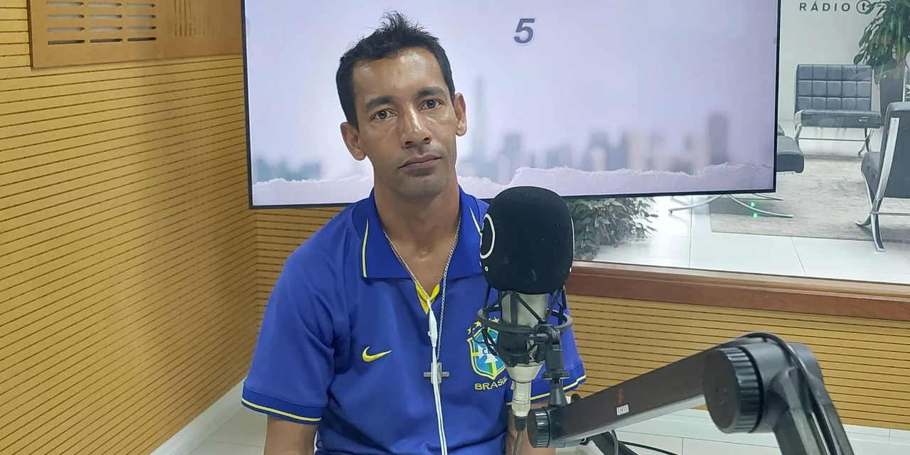 Ponta-grossense Cleverson Quadros conta sobre como descobriu o dom para escrever poesias