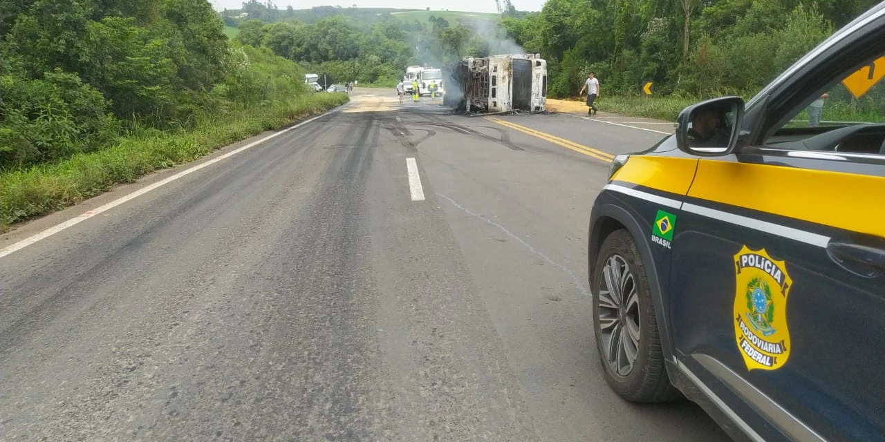 Caminhão pega fogo após tombar na BR-373