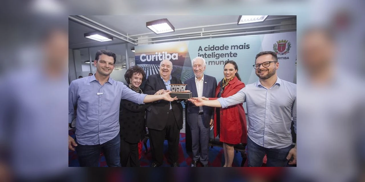 Greca entrega a Curitiba prêmio de Cidade Mais Inteligente do Mundo