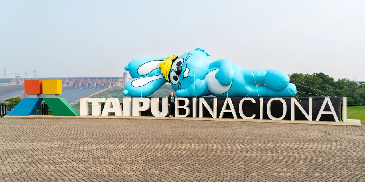Encontro de gigantes: Sansão de 12 metros chega ao Mirante do Vertedouro da Itaipu