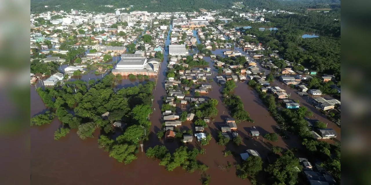 Nível do Guaíba supera cota de inundação e prefeitura fecha comportas