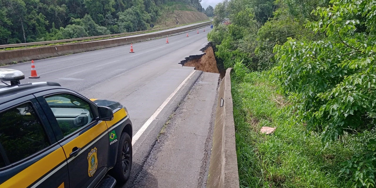 Em Tibagi, trecho da BR-376 segue bloqueado parcialmente após desmoronamento