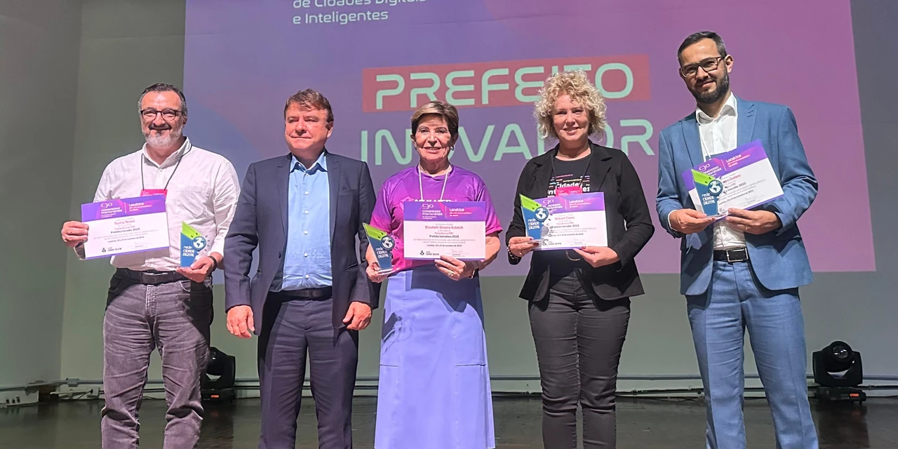 Prefeita Elizabeth recebe prêmio por gestão inovadora