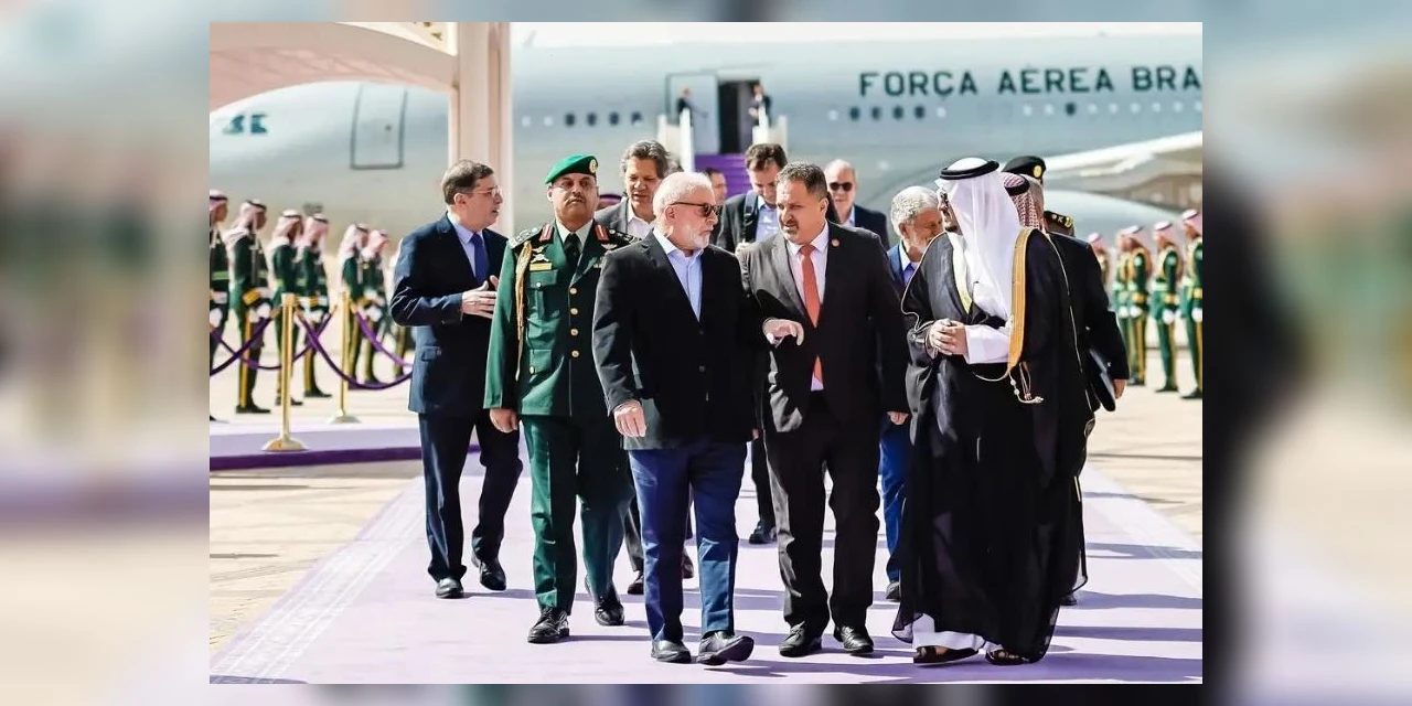 Lula desembarca na Arábia onde apresenta projetos de investimento