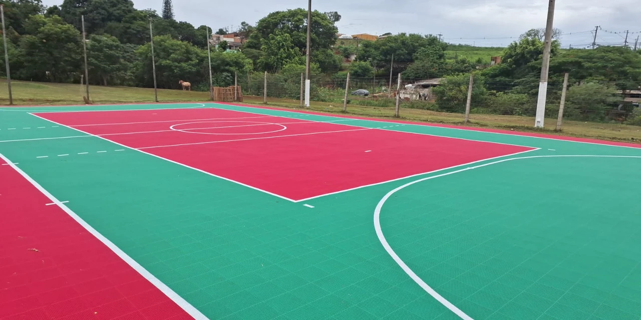 Em Londrina, quadra do Jardim Califórnia ganha novo piso e é entregue para a comunidade