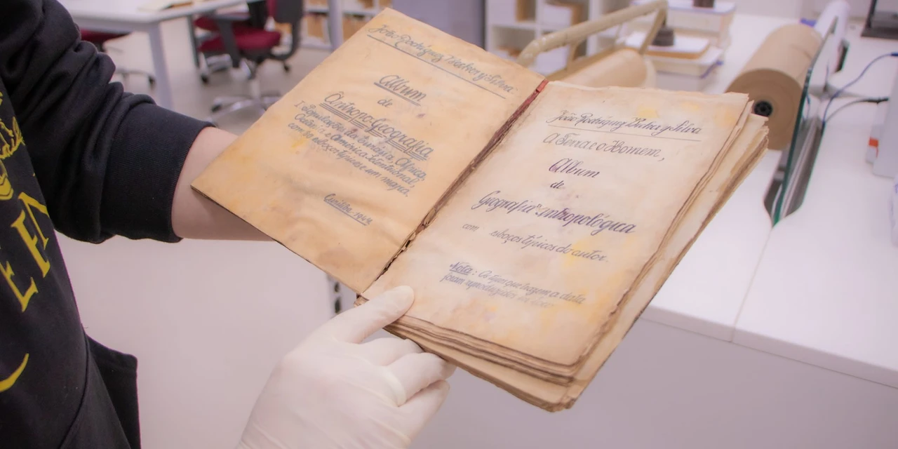 Biblioteca da UEPG possui mais de mil livros raros e especiais