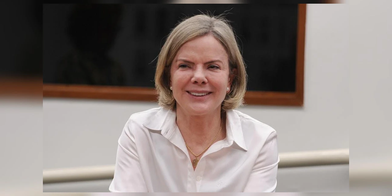 "Enquanto um vinha com joias roubadas, Lula volta para o Brasil com investimento", diz Gleisi Hoffmann sobre viagem do presidente à Arábia Saudita