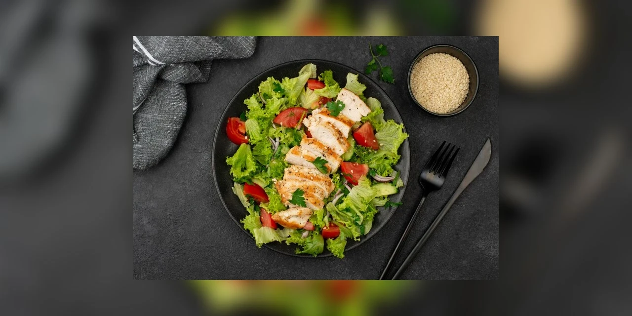 Mulher mastiga dedo humano em salada de restaurante nos EUA