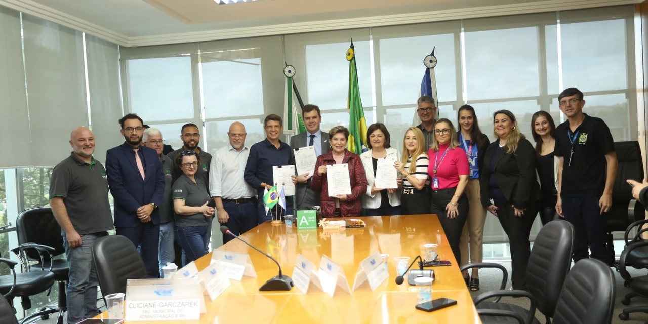 Prefeita Elizabeth Schmidt assina projeto do novo plano de cargos e melhora o salário de professores