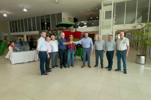 Santa Casa e MacPonta Agro realizam a entrega de trator para ganhador da Campanha Juntos Pela Vida