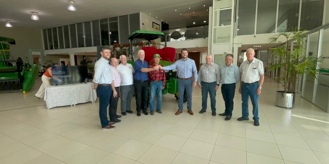 Santa Casa e MacPonta Agro realizam a entrega de trator para ganhador da Campanha Juntos Pela Vida