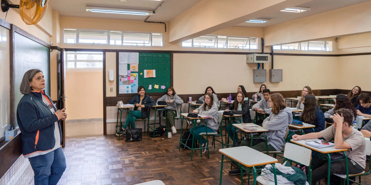 Governo do Paraná prorroga contrato de 31.995 professores temporários