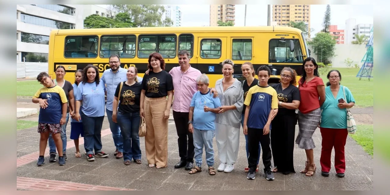 Prefeitura de Londrina repassa ônibus à entidade que atende pessoas com necessidades especiais