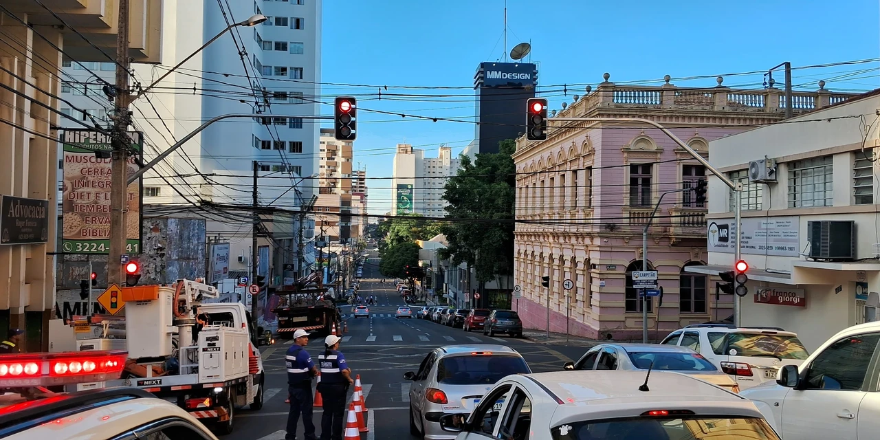Ponta Grossa finaliza instalação do semáforo do cruzamento das ruas Augusto Ribas e Doutor Colares