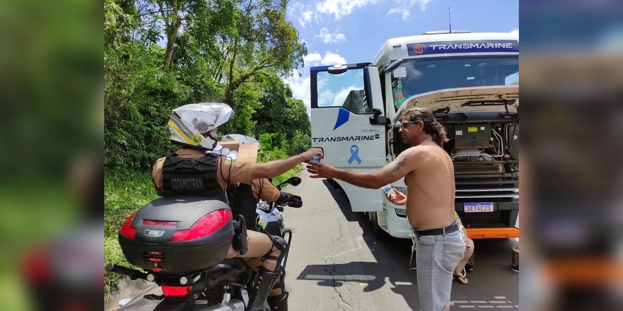 PMPR entrega água para pessoas que estão em bloqueio na BR-277