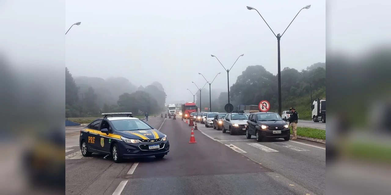 Após 19 horas de bloqueio, BR-277 tem faixa liberada sentido litoral