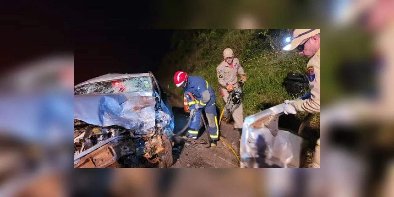 Colisão frontal entre veículos na PR-158 termina com três mortes