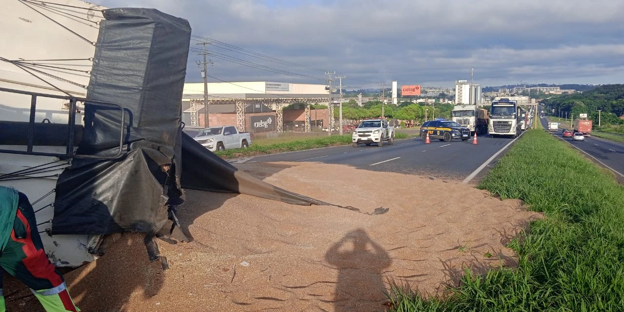 Caminhão tomba e complica o fluxo na BR-376