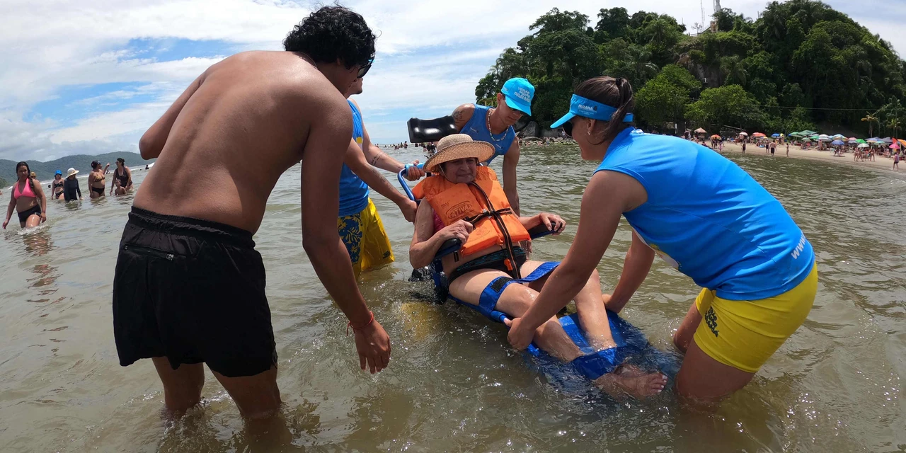 Praia Acessível permite a pessoas com deficiência tomarem banho de mar com segurança
