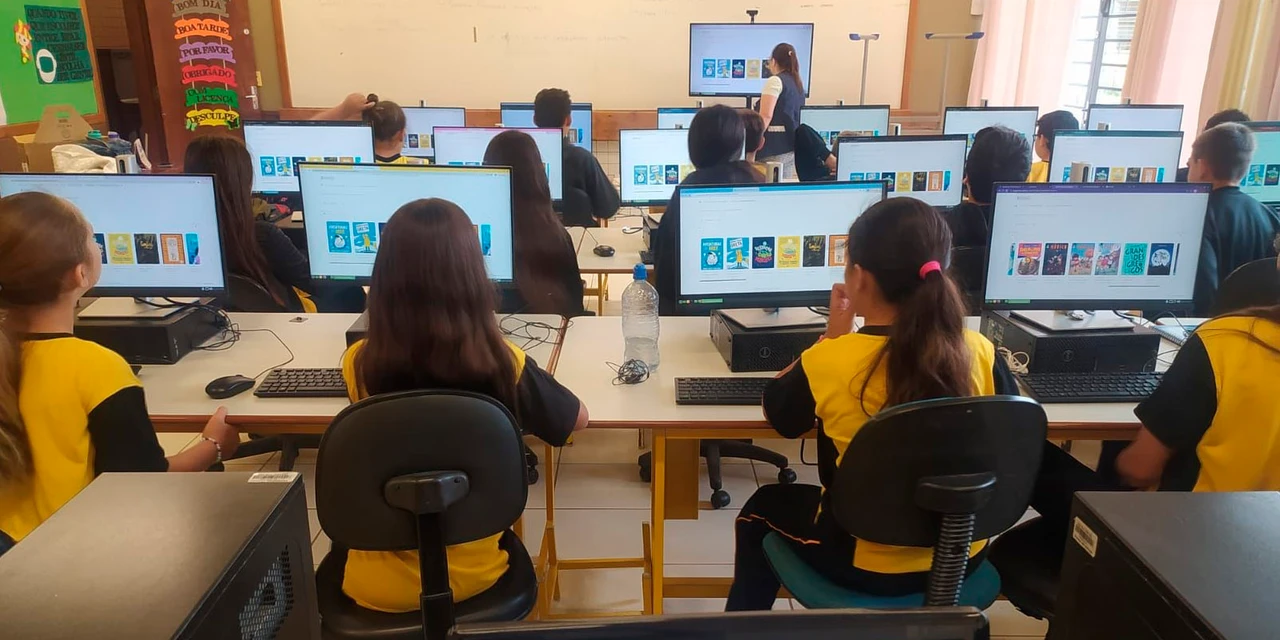 Estreia do Leia Paraná, expansão do inglês e consolidação de aplicativos marcam 2023 da educação
