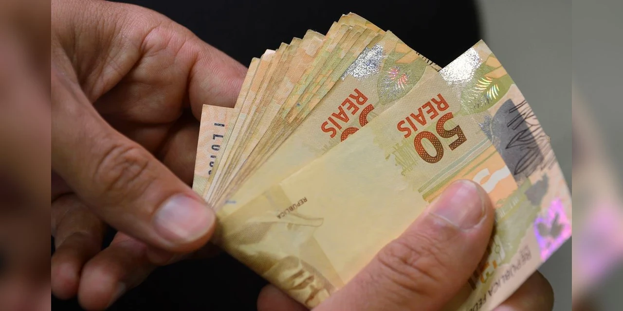 Salário mínimo de R$ 1.412 entra em vigor nesta segunda-feira (1º)