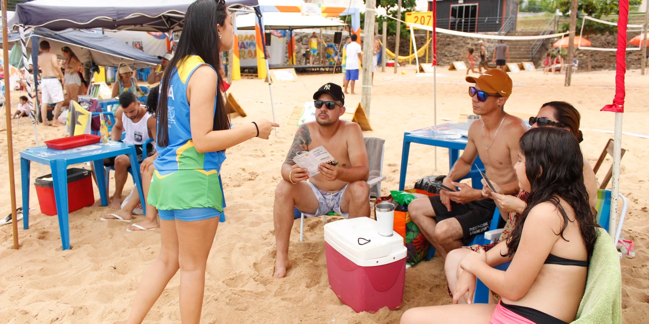 5,8 mil pessoas receberam informações turísticas sobre o Paraná na virada do ano