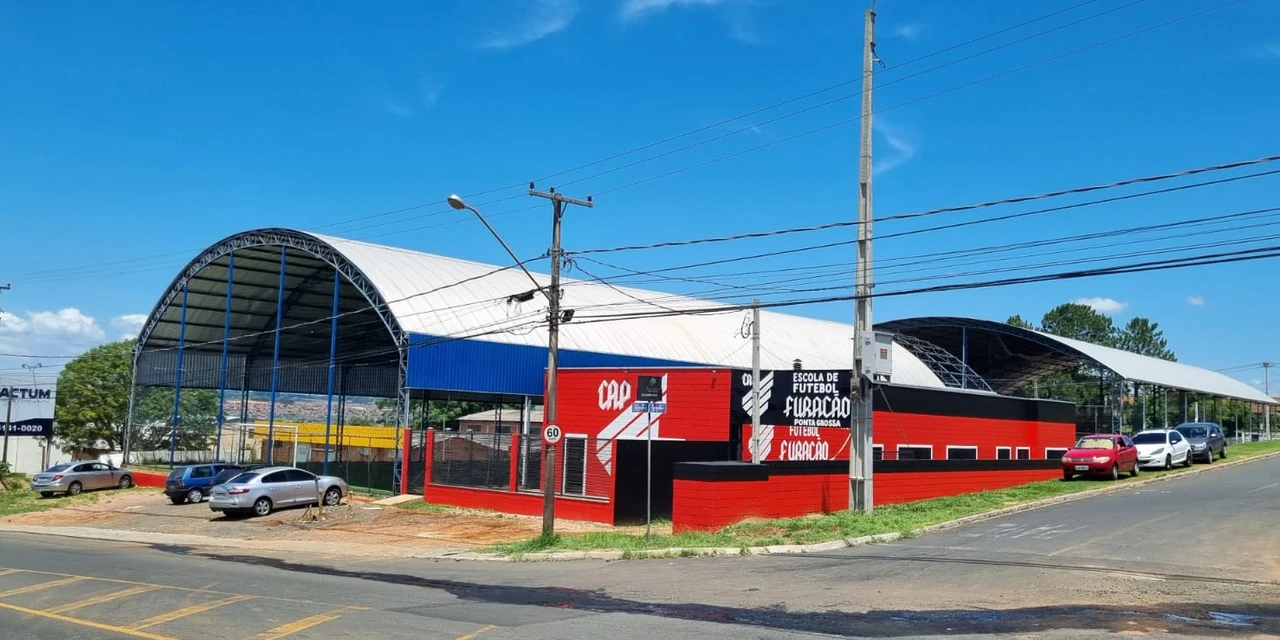 Athletico Paranaense inaugura escola em PG para seleção de jovens talentos no futebol