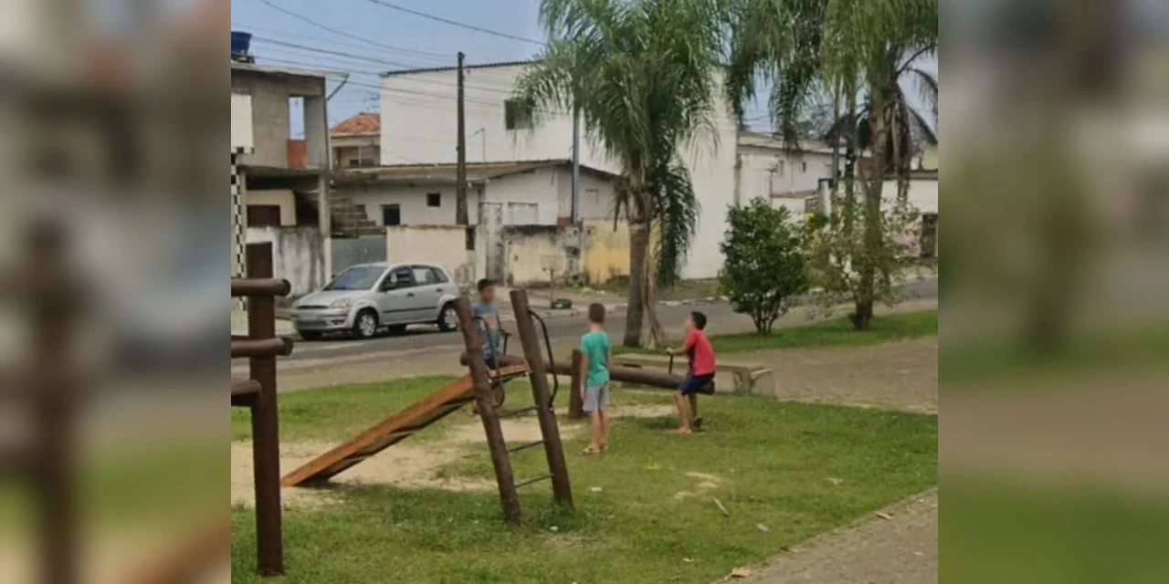 Menino de 7 anos rasga testículos em gangorra de parquinho