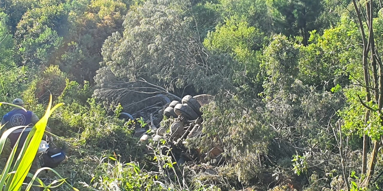 Motorista morre após caminhão tombar em ribanceira na BR-277