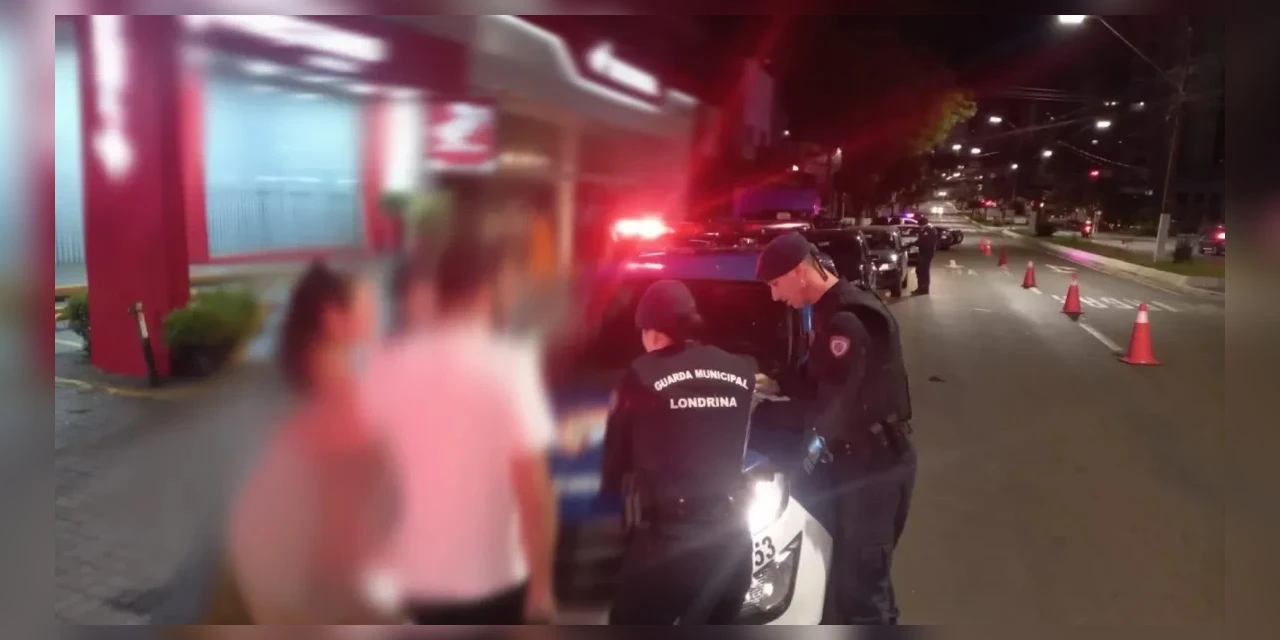 GM flagra nove pessoas consumindo bebida alcoólica em via pública após as 22h