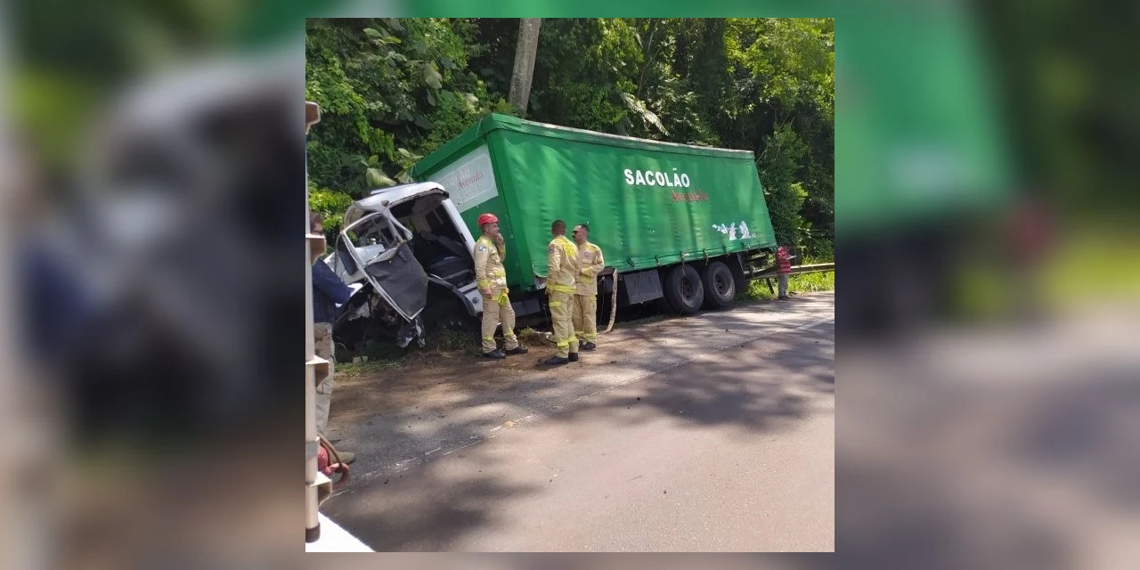 Acidente entre caminhões causa interdição total na BR-277