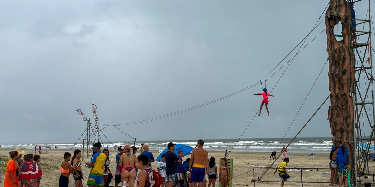 Tirolesa com 60 metros e parede de escalada são convite para aventura na praia de Caiobá