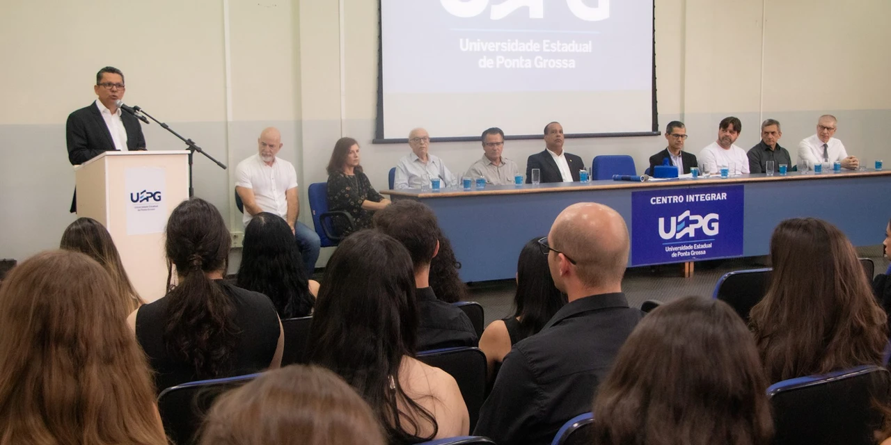 Graduandos de oito cursos da UEPG colam grau em formatura extemporânea