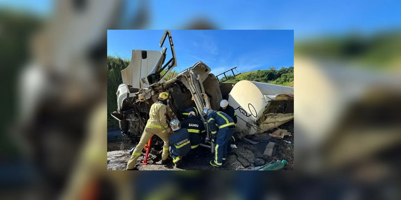 Motorista fica gravemente ferido após tombar caminhão carregado de combustível no PR