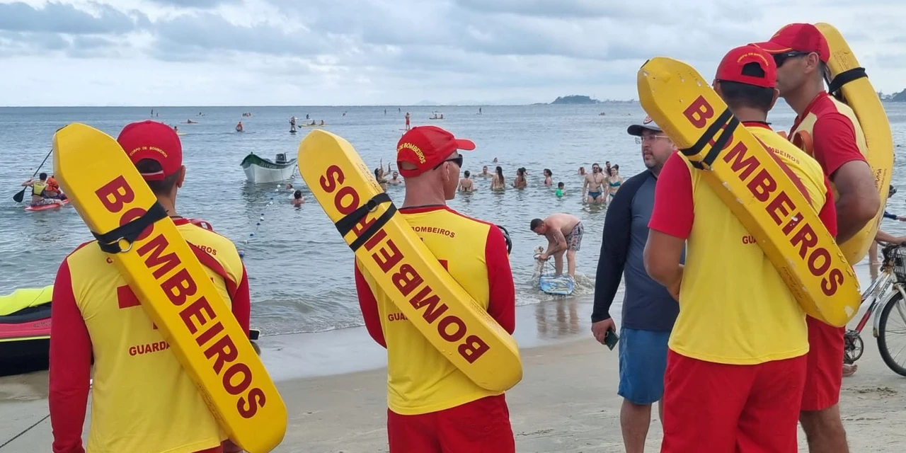 Piloto de parapente bate em prédio e cai sobre banhistas em praia de Matinhos