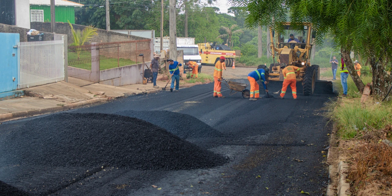 Prefeitura de Tibagi inicia aplicação de asfalto em Caetano Mendes